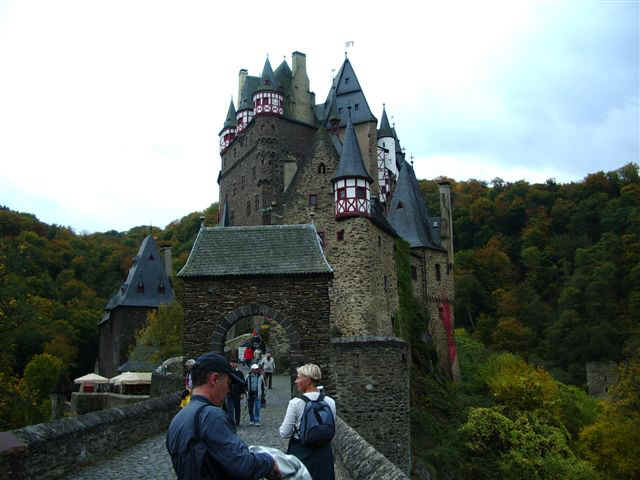 051022 (36) FRA Berg Eltz Tony Nancy.JPG (61146 bytes)