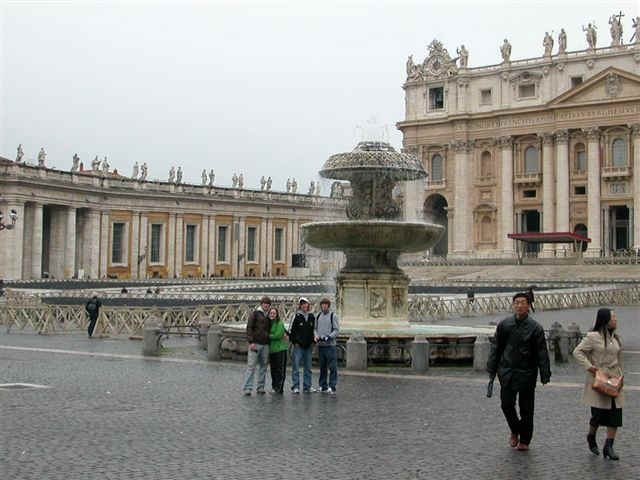 051122 (24) FCO St Peters Basilica.JPG (66796 bytes)