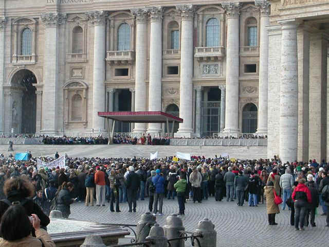 051123 (27) FCO Pope Benedict XVI.JPG (83374 bytes)