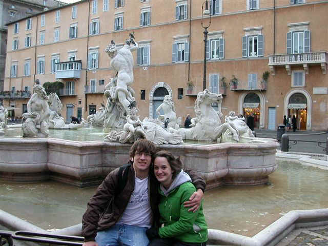 051123 (90) FCO Piazza Navonna Jared Lauren.JPG (77234 bytes)