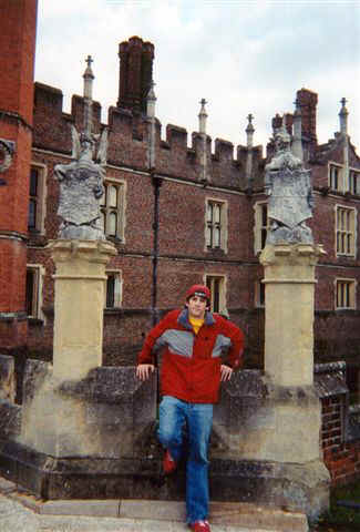 01B22011 LGW Hampton Court Jared.JPG (36812 bytes)