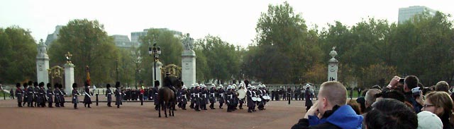 01b20002 LGW Changing of Guards.JPG (28988 bytes)