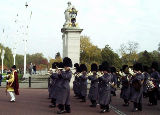 01b20007 LGW Changing of Guard.JPG (38644 bytes)