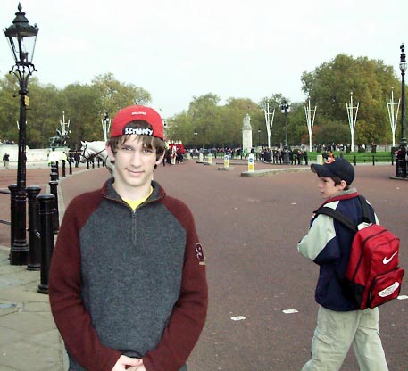 01b20014 LGW Buckingham Palace Jared.JPG (40489 bytes)