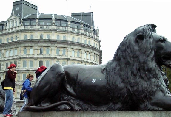 01b20017 LGW Trafalgar Square.JPG (48004 bytes)