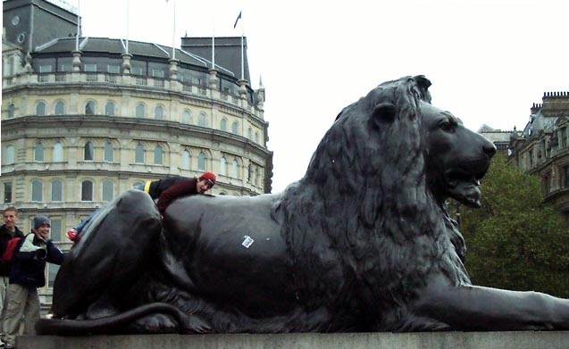 01b20018 LGW Trafalgar Square.JPG (47607 bytes)