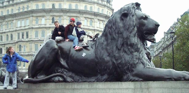 01b20020 LGW Trafalgar Square.JPG (44908 bytes)