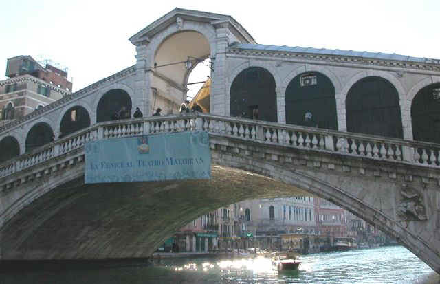 03119007 VCE Rialto Bridge.jpg (53352 bytes)