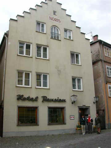 03430015  ZRH Kristi Tony Hilton Lindau.JPG (32270 bytes)
