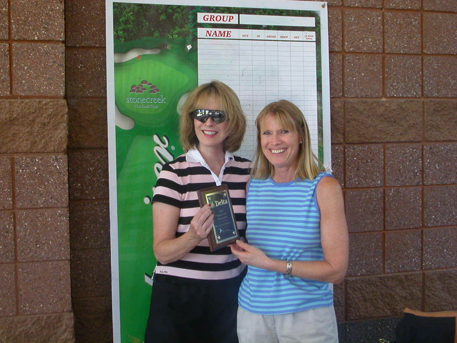 03921061 PHX DLGolf Dottie Maryann.jpg (420211 bytes)