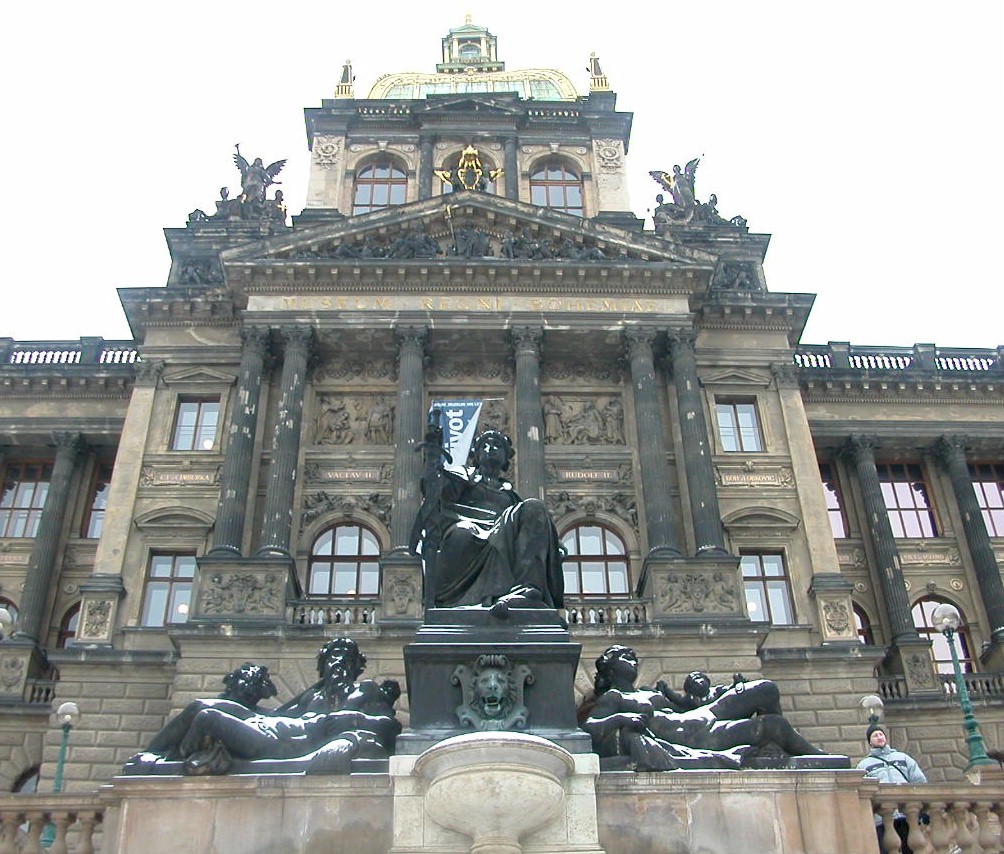 04210001a PRG Museum.jpg (239417 bytes)