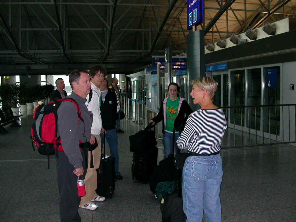 04b23001 FRA Tony Jared David Lauren Nancy.JPG (180762 bytes)
