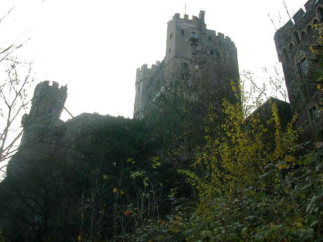 04b25011 FRA Rheinstein Castle (2).JPG (63865 bytes)