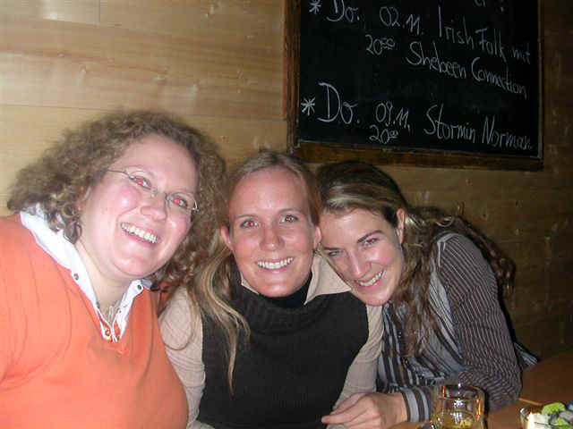 061014 (65) FRA Katrin Carina Sandra.JPG (55173 bytes)