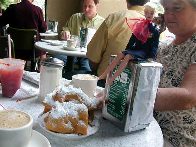 070312 (11) MSY Cafe Du Monde.JPG (71959 bytes)