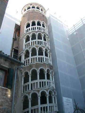 070406 (19) VCE Contarini del Bovolo.JPG (37534 bytes)