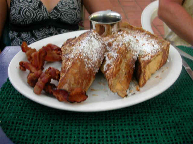 070805 (20) EIS French Toast.JPG (59494 bytes)