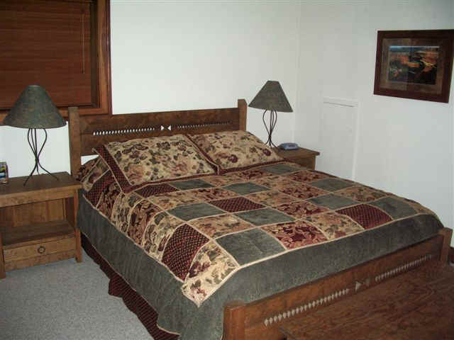 080111 (17) SLC LeeAnn Tryggvi Bedroom.JPG (58580 bytes)